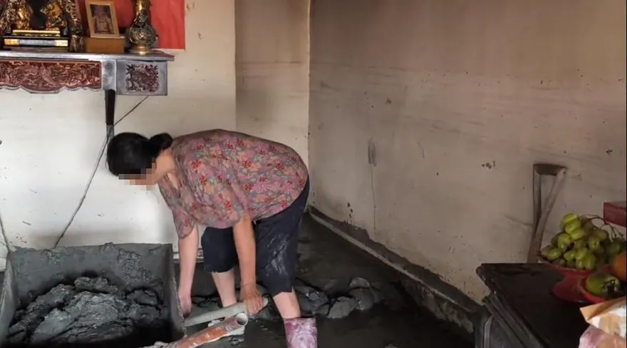 花蓮7旬嬤奮戰滿屋爛泥！腳發炎仍堅持救家園：盼有人幫忙