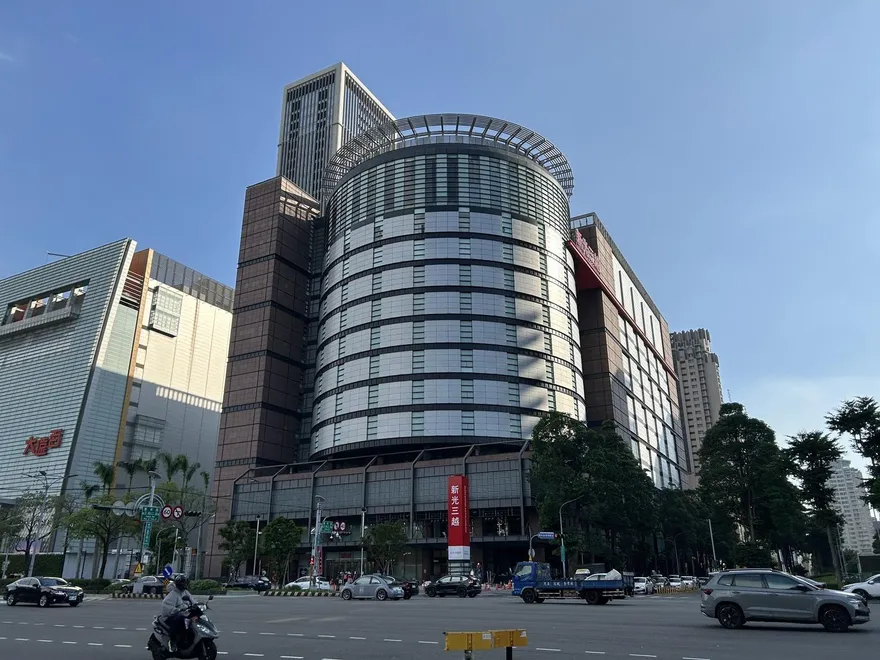台中雙百貨周年慶湧人潮！「2行人穿越道禁行」違者罰500