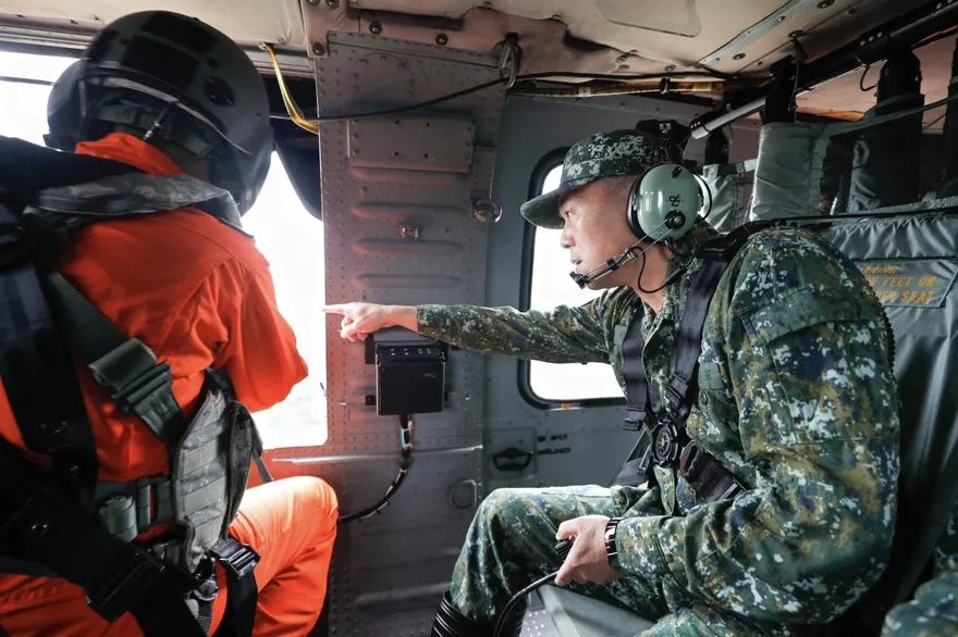 陸軍司令抵花蓮指揮救災！AAV7兩棲突擊車出動跨區增援