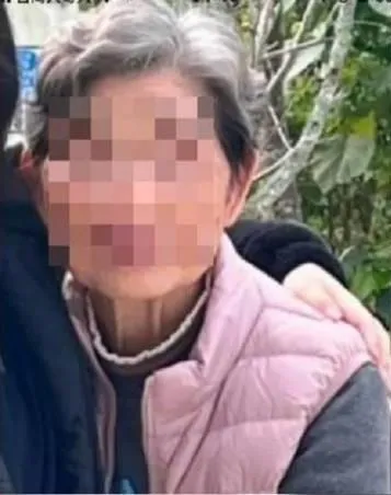 影/8旬嬤遺體「雙手高舉、抓握」　鄰居淚憶：她先把狗狗趕上樓