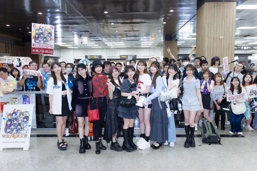 影/日國民女團早安少女組抵台　逾百名粉絲接機Q見「美又香」看板