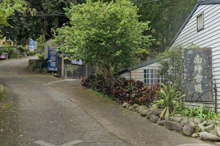 南坪古道爆「狂男持刀攻擊員警」！遭正當防衛開槍擊中命危