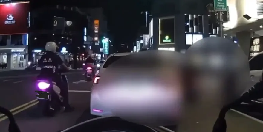 影/高雄市區白色轎車拒檢逃逸！警方連開9槍仍讓嫌犯溜了