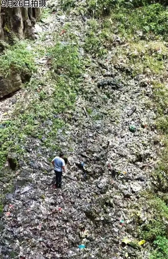 影/垃圾堆10層樓高！貴州天然溶洞淪垃圾場　官方急清運