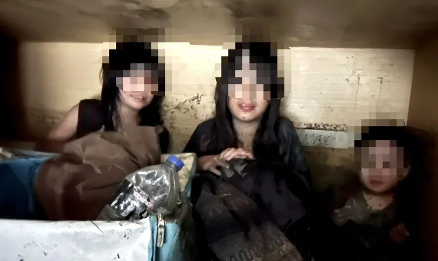 影/軍人妻護3孩「泡水緊抱5小時」剩1顆頭　躲衣櫃等救援