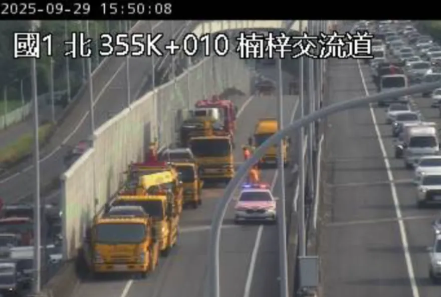 收假注意！國一楠梓交流道5車連環追撞　車流嚴重回堵
