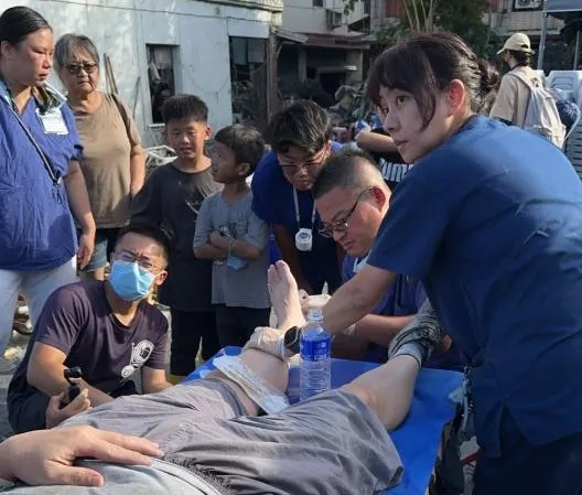 鏟子超人出事！穿厚底防滑鞋仍遭玻璃、鐵釘刺穿　502人濺血