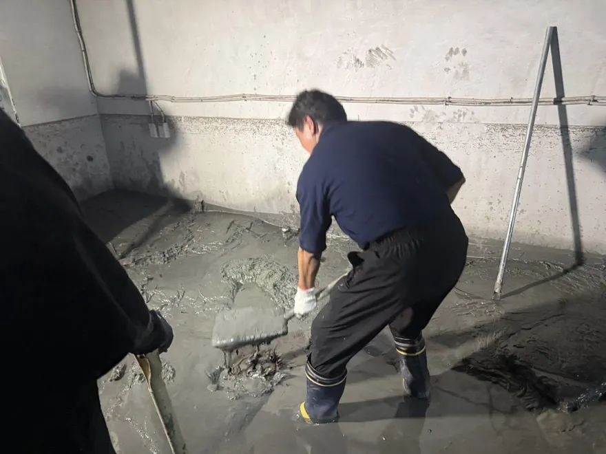 勘災遭「鏟子超人」要求親自動手清淤泥　傅崐萁試了幾鏟「曝感想」
