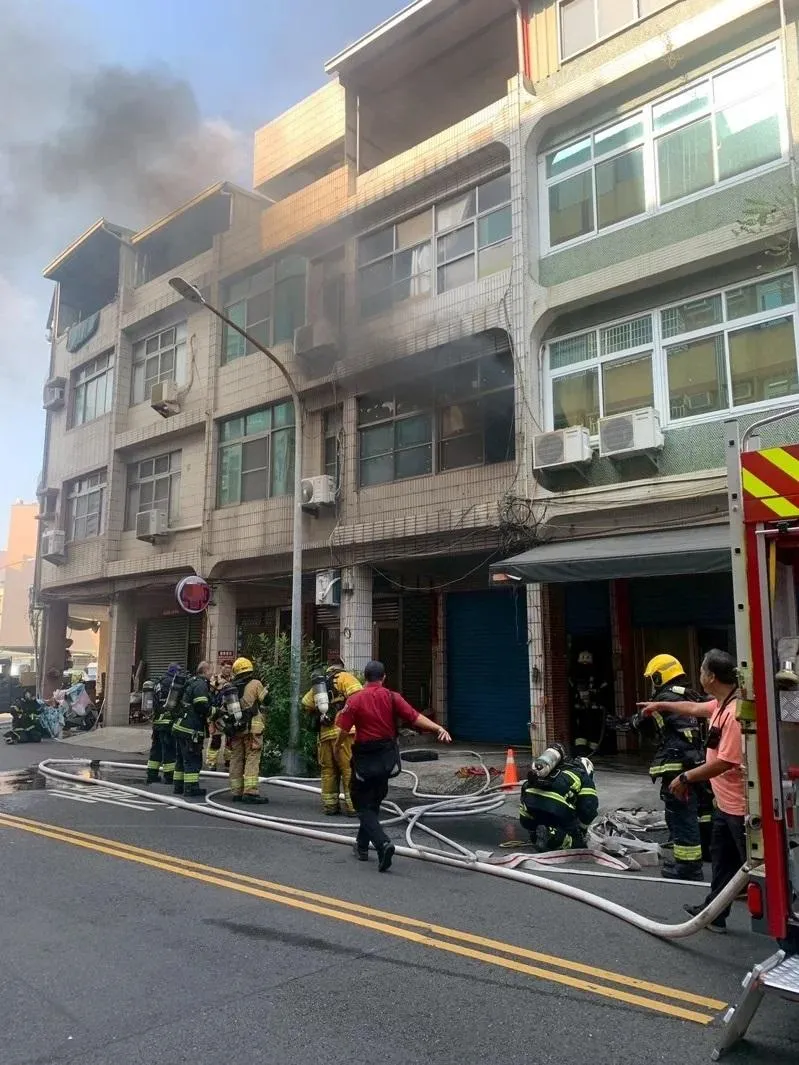 高雄太陽能板廠員工宿舍大火！「往上延燒」驚悚直擊