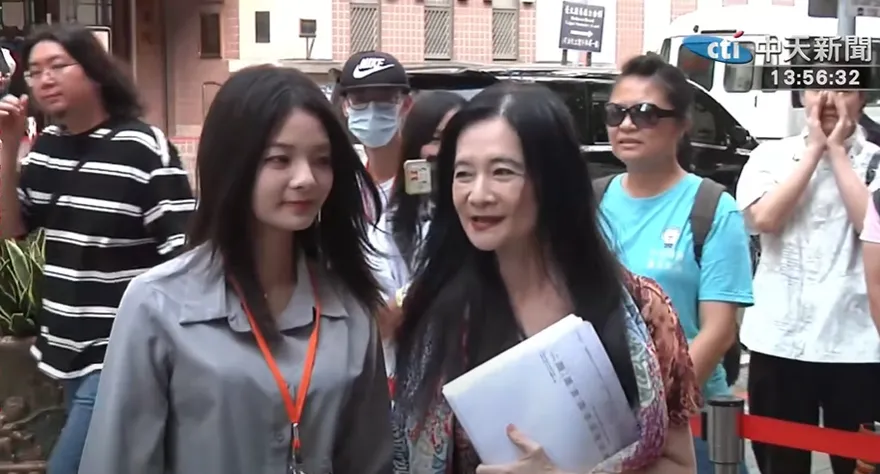 影/收賄5250萬？應曉薇出庭作證　正妹女兒應佳妤嘴對嘴親親