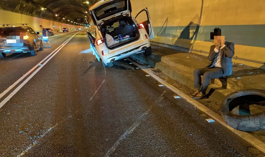 國3木柵隧道轎車自撞內側護欄　輪軸掉落波及1車釀1傷