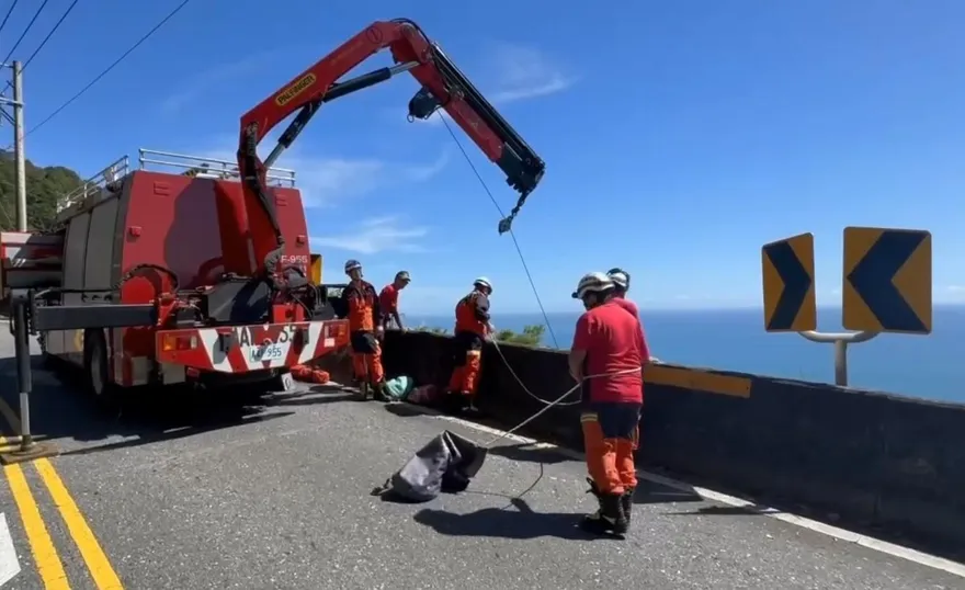 影/蘇花公路機車自撞護欄亡　遺體墜崖卡草叢消防吊掛運送
