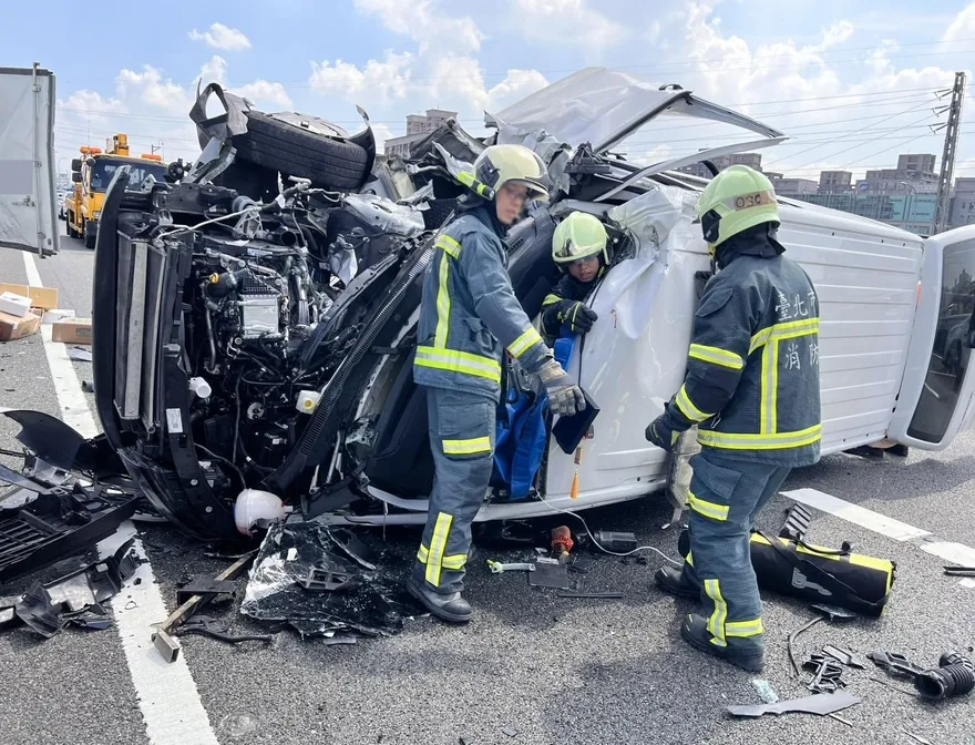 影/汐五高架三重段「救護車貨車相撞翻覆」！3傷送醫
