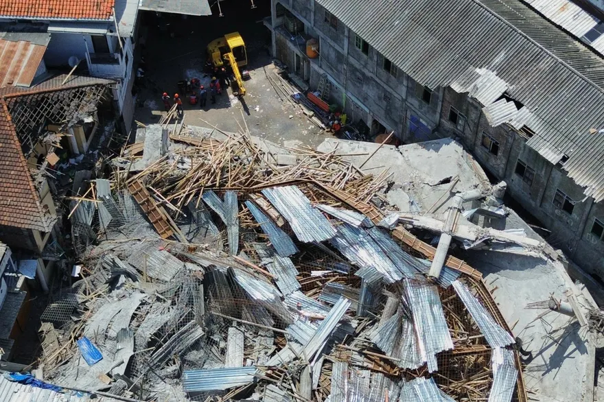 印尼學校坍塌釀3死！91人仍失蹤　當局出動300人全力搜救