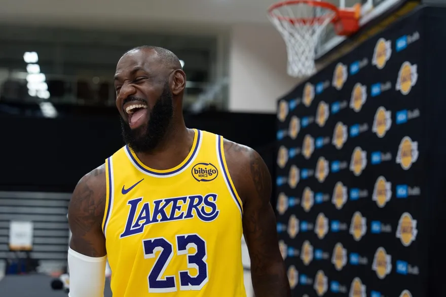 NBA/坐骨神經痛！詹皇缺席湖人首日訓練營　主帥：盼季前賽能打1場