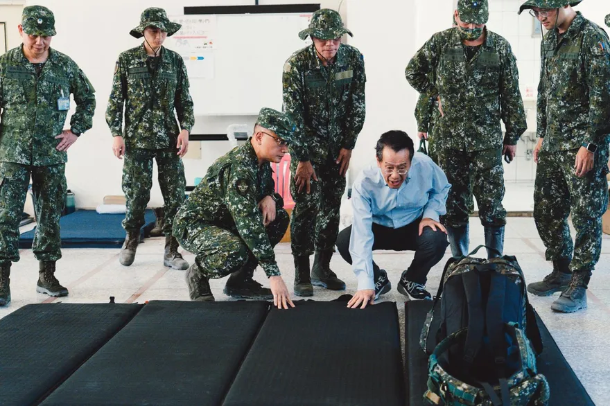 國防部長顧立雄赴花蓮慰勉救災國軍　盼中秋前恢復民眾生活