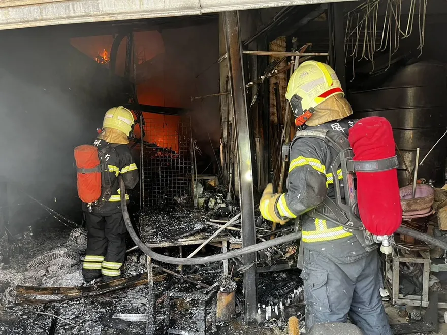 影/屏東市「加油站旁大規模爆炸狂燃」延燒4棟直擊
