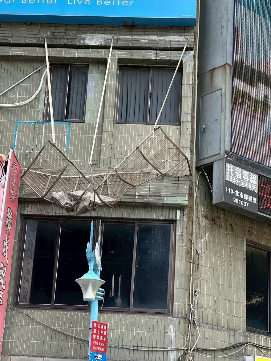 北市40年屋齡大樓剝落砸傷人　建管處重罰30萬並限期修復