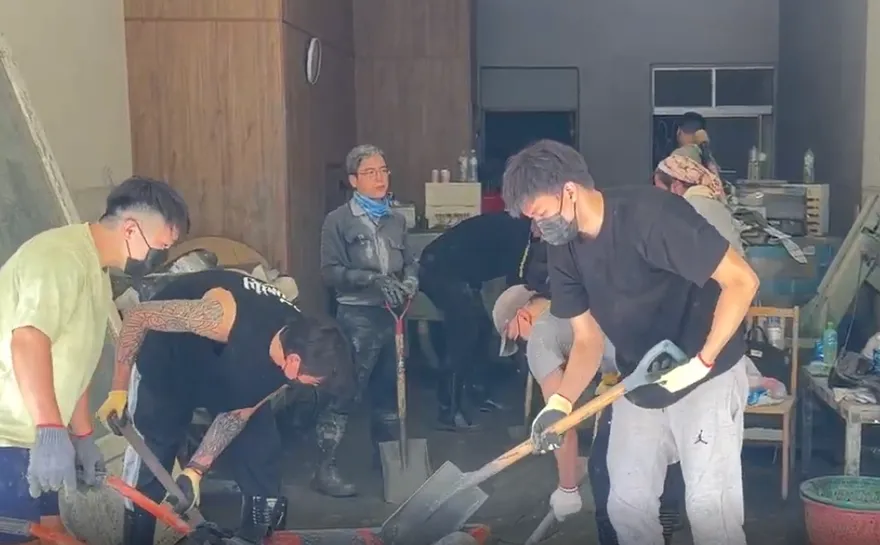 新北國王全隊脫下球衣變「鏟子超人」！衝災區彎腰清淤