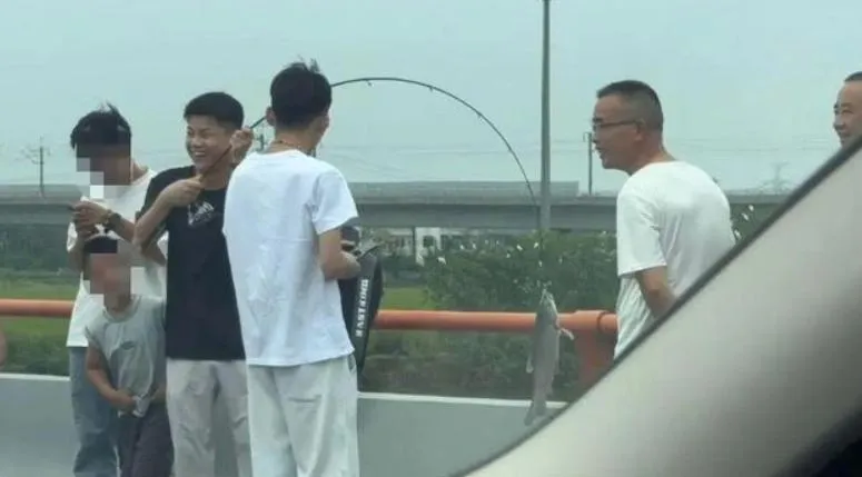 影/陸十一長假出遊塞翻天！男子乾脆「下車釣魚」喜獲大魚