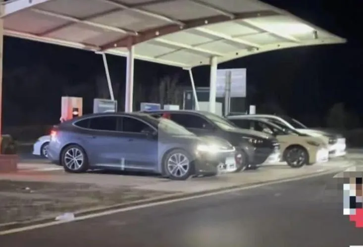 陸十一開電動車變「搶電大戰」！要拿「號碼牌」排隊至少3小時