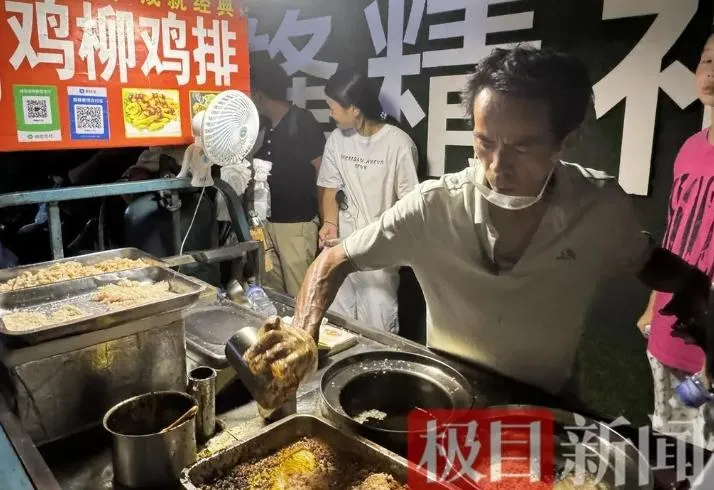 陸「雞排哥」暴紅！邊賣邊喊「情緒價值」金句　長假湧人潮爭睹