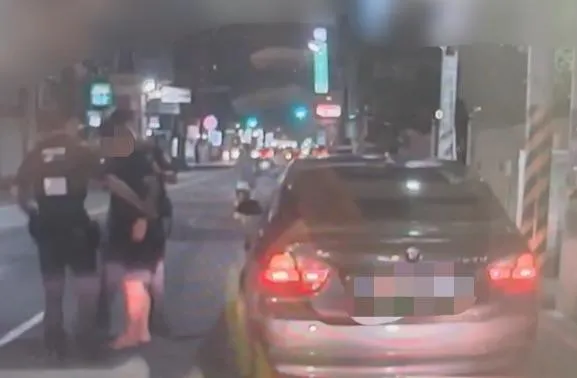 影/違停派出所旁等女友　台南警盤查抓到毒品通緝犯