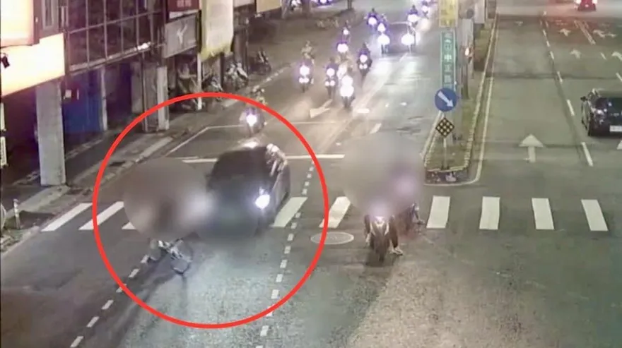 影/新莊單車少年外側車道突鬼切　轎車煞不住撞飛
