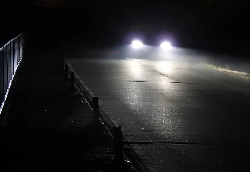 驚！母親昏睡車內　美7歲男童頭卡車窗窒息亡