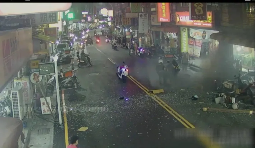 遠處轟一聲！蘆洲氣爆「2勇警衝店內」　將傷者抬出店外