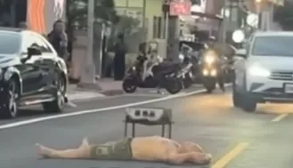 影/烤肉架當安全錐！竹北超狂醉男橫躺路中央　畫面曝光