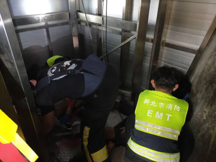 新北石碇工地貨梯突墜落　2工人受傷送醫