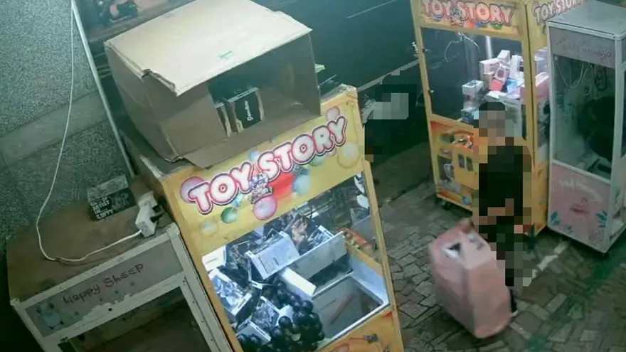 影/台南娃娃機店遭竊　嫌犯自備大袋搜刮22萬元商品