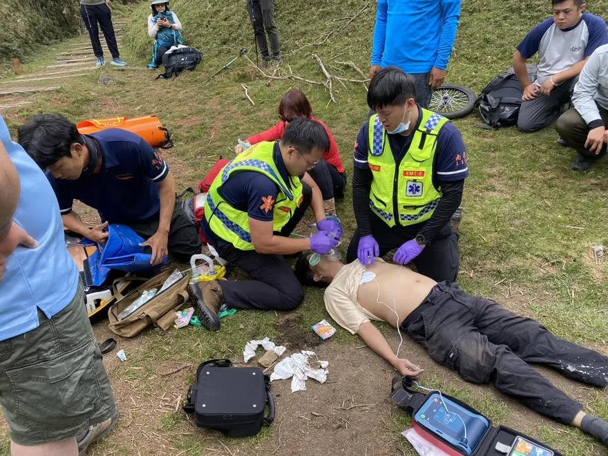 影/男獨攀南投麟趾山突胸悶不適、無法行走　15人搶救