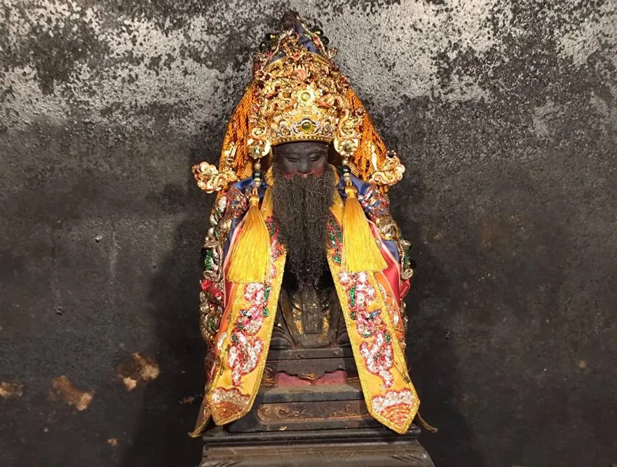 影/信眾湧南投石龍宮幫「泡麵土地公」賀壽　祈福再拿發財水