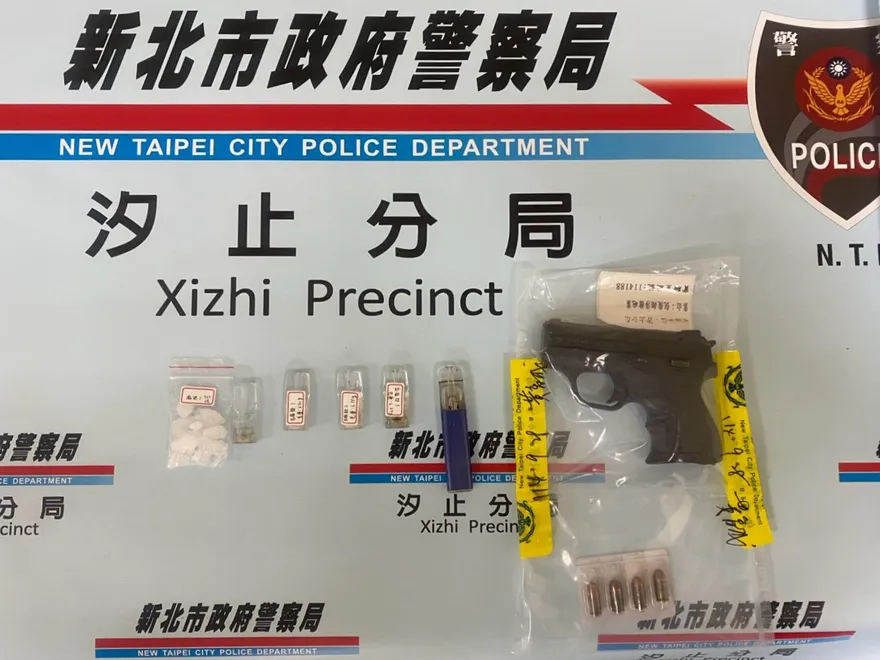 影/汐止男開車停社區車道　警方盤查揪出毒品與改造槍
