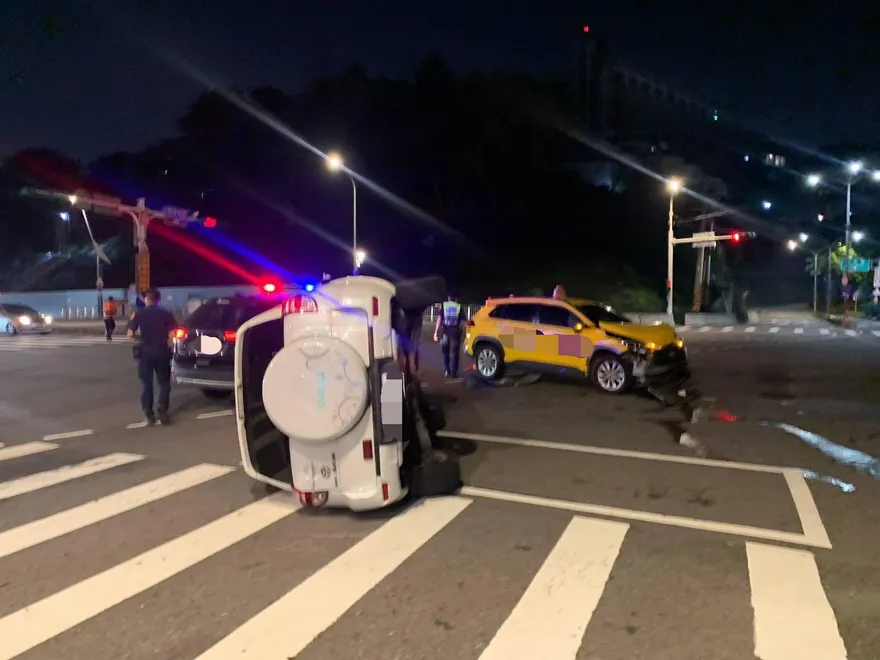 影/北投慘烈事故！休旅車、小黃「路口對撞」釀翻覆車頭全毀