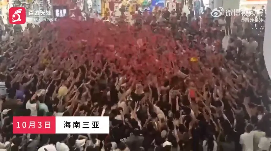 影/陸商場「天降紅包」引狂擠瘋搶　受傷參與者怒：幾乎都紙片