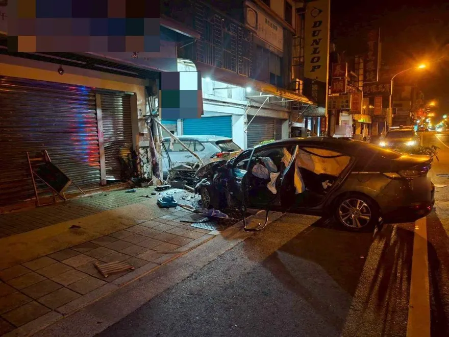 影/蘇澳深夜巨響！轎車失控撞民宅「車頭不見」　　23歲男重傷送醫