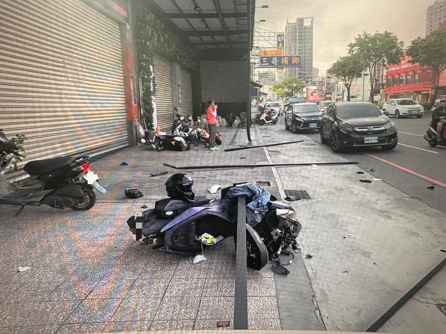 台南女駕駛變換車道不看後照鏡？騎士噴飛　波及3重機