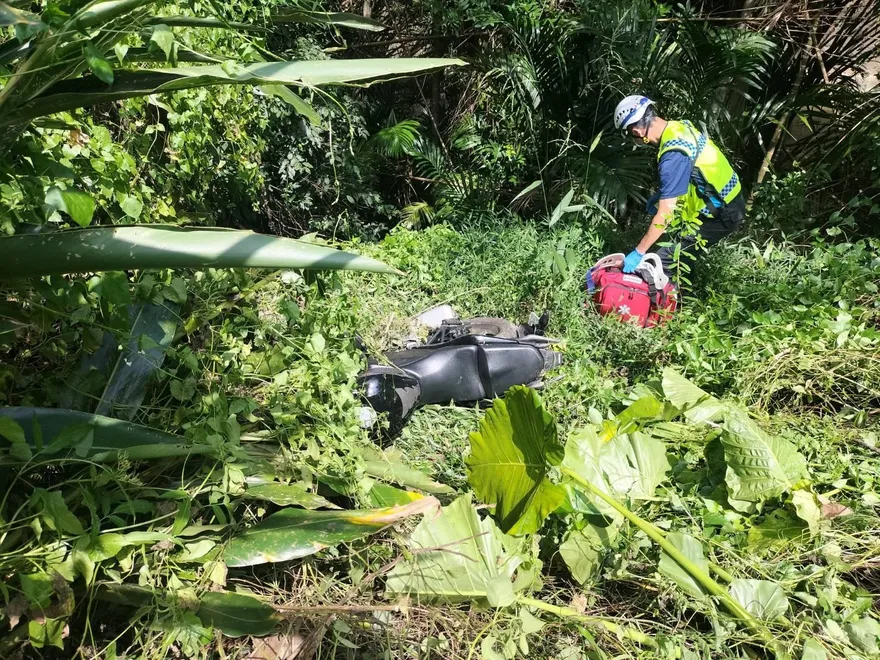 機車失控衝出台3線　騎士重摔邊坡幸無生命危險