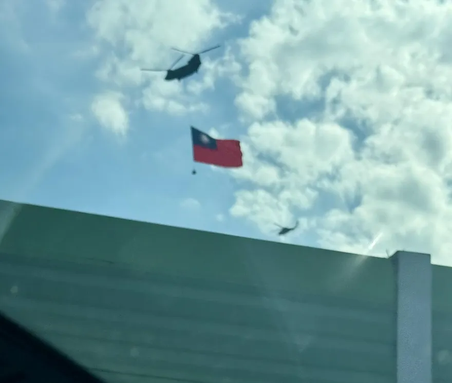 雙十快到了！國軍直升機低空飛越五楊高架　巨幅國旗飛揚超壯觀