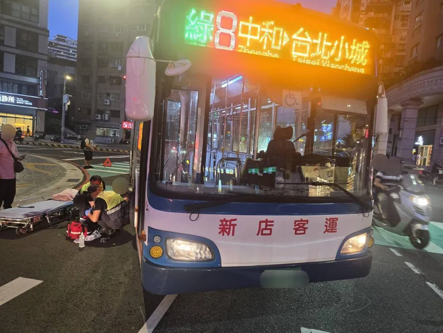 影/新店客運右轉未禮讓　8旬婦遭輾雙腿骨折送醫