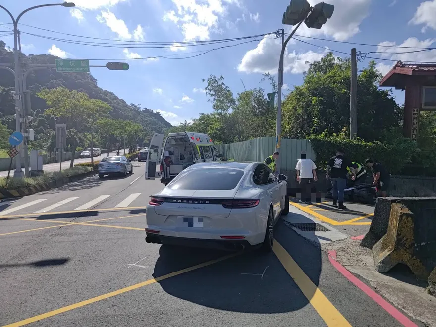 魂斷中秋節！保時捷撞雙載機車害撞桿　1死1傷