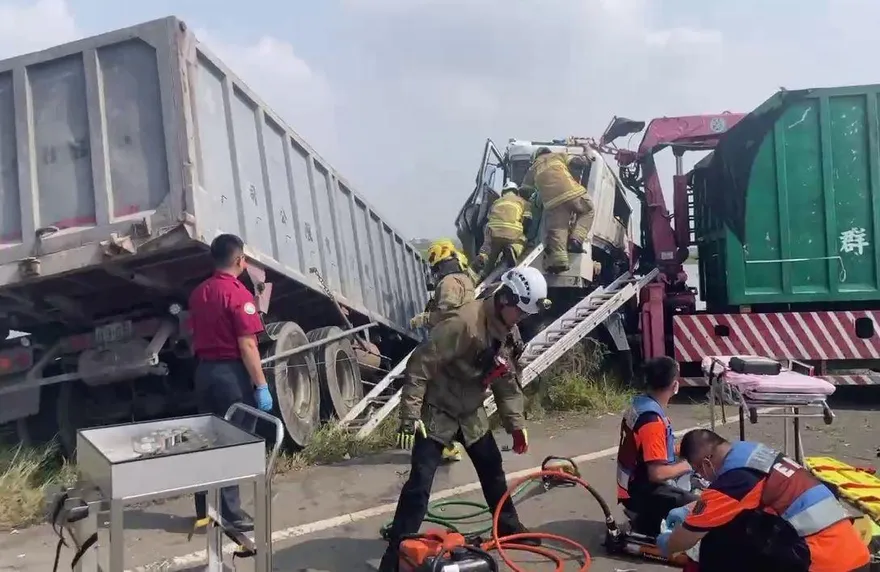影/救不回！台南「大型車禍」1車遭撞進魚塭、駕駛慘死