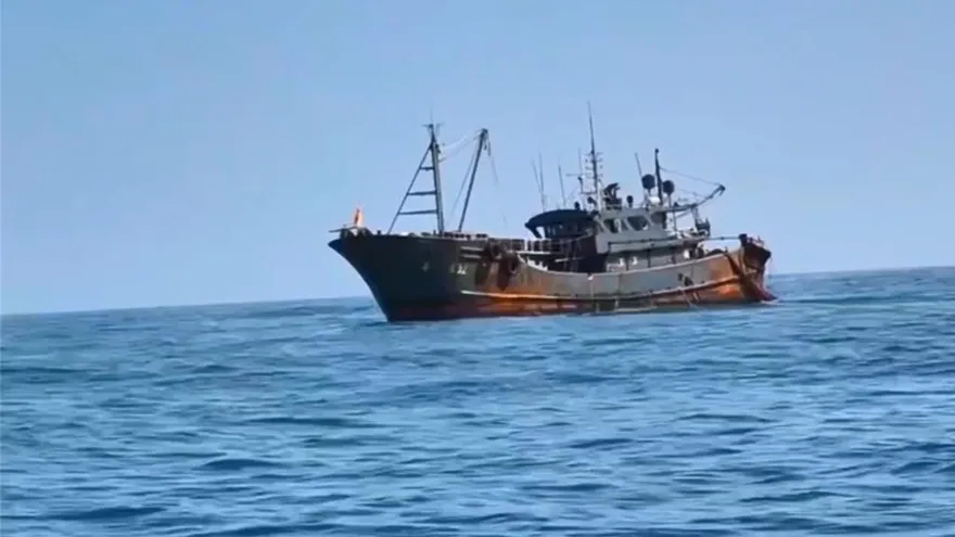 陸鐵殼船闖澎湖七美海域拖網捕魚　還放江蕙《不想伊》