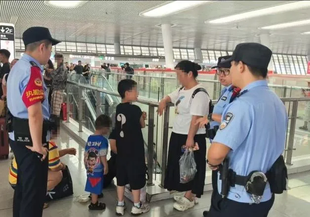雙胞胎哥哥車站被人抱走母急尋　陸警方迅速破案揭開烏龍真相