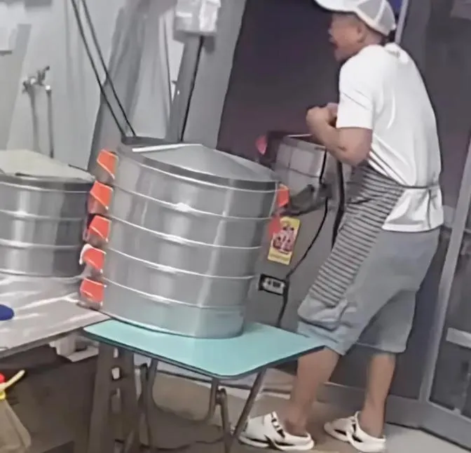 影/陸男檢查電線不慎觸電！妻拿油桶猛砸　網讚：救命神操作