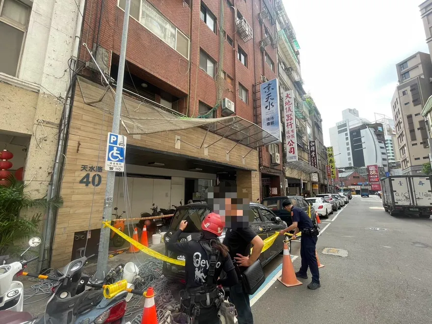 北市2工人「8F→1F防護網」再摔落地面　頂樓鐵管噴飛爆水