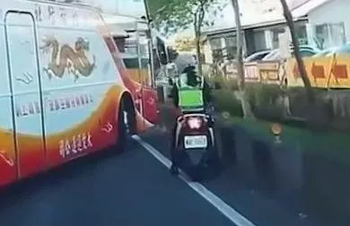 影/死亡交叉線！宜蘭驚見「遊覽車高速逼近警察」